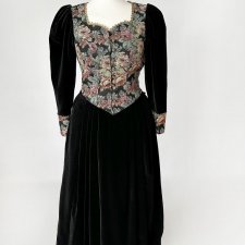 Aksamitna maxi sukienka z gobelinową wstawką