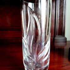 Szklany wazon ze szlifowanym wzorem
