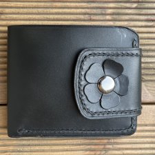 Czarny portfel skórzany ze skóry ręcznie uszyty.
