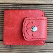 Czerwony portfel ze skóry ręcznie uszyty na bilon.