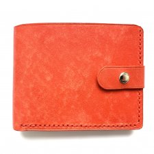 Czerwony portfel ze skóry ręcznie uszyty.