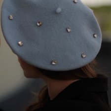 Błękitny beret z dekoracją Swarovskiego.