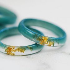 Minimalistyczny, cienki turkusowy pierścionek ze złotymi płatkami