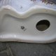 ogromny 32 cm wysokości porcelanowy pies sygnowany, bogato zdobiony