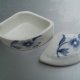 porcelaine de Paris France décor Vieux China niewielkie porcelanowe puzderko o oryginalnym kształcie
