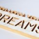 Drewniany napis Follow your dreams, dekoracja ścienna, na ścianę z litego drewna, dla marzyciela, nastolatka, młodzieży