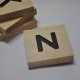 Drewniana krzyżówka, kwadratowe literki, scrabble dekoracje ścienne z litego drewna, boho