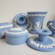 Unikatowa forma Wedgwood Antique 1954   -bogato zdobiony biskwitowy kolekcjonerski elegancki pojemnik wazonik