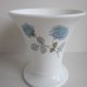 Wedgwood Ice Rose - szlachetnie porcelanowy wazonik  z kolekcjonerskiej serii Ice Rose