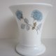 Wedgwood Ice Rose - szlachetnie porcelanowy wazonik  z kolekcjonerskiej serii Ice Rose