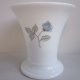 Wedgwood Ice Rose - szlachetnie porcelanowy wazonik  z kolekcjonerskiej serii Ice Rose