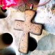 Zawieszka krzyżyk ceramiczny 5,5 x 4 cm WYJĄTKOWA PAMIĄTKA CHRZTU ŚWIĘTEGO chrześcijański naszyjnik z krzyżykiem WISIOREK KRZYŻ Z GLINY ceramika GAIA