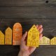 Komplet 6 szt - drewniane domki ręcznie malowane pomarańczowo - żółte