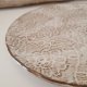Talerz ceramiczny biale szkliwo na ciemnej glinie handmade ze wzorem kwiatowym