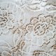 Talerz ceramiczny biale szkliwo na ciemnej glinie handmade ze wzorem kwiatowym