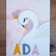 Akwarela oryginalna A5 "Ada", niepowtarzalny obrazek ręcznie malowany, do dziecęcego pokoju, literka A, dla dziewczynki, łabędź, korona, róż