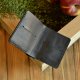 Kompaktowy cienki czarny ręcznie robiony, skórzany portfel od Luniko