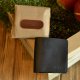 Kompaktowy cienki czarny ręcznie robiony, skórzany portfel od Luniko