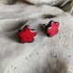 Czerwone kolczyki kwiaty na sztyftach - ceramika & stal chirurgiczna - biżuteria na prezent dla kobiety  - biżuteria autorska GAIA-CERAMIKA
