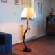 Lampa podłogowa z wygiętej gałęzi orzecha włoskiego, duża drewniana lampa stojąca, lampa z naturalnego drewna i lin jutowych