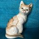 Urocza porcelanowa kocia figurka ręcznie malowana