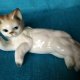 Urocza porcelanowa kocia figurka ręcznie malowana