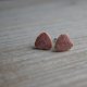 Malutkie różowe perłowe serduszka ceramiczne kolczyki/stal chirurgiczna s22