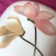 Pastelowe cyklameny - porcelanowy oryginalny wazonik z uroczym zdobieniem