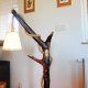 Drewniana lampa podłogowa z kremowym abażurem, lampa z drewna, romantyczna lampa stojąca, podłogowa z gałęzi