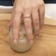 Minimalistyczny elastyczny pierścionek na gumce z kamieniem naturalnym Howlit