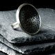Oksydowany pierścień z teksturowanego srebra
