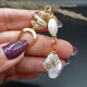 Złocisty widelec do włosów z bialymi koralikami lampwork.
