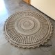 Okrągły dywan ze sznurka o średnicy 140 cm.