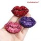 Red Lips 2 - delikatna i błyszcząca broszka 3D, haft koralikowy