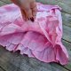 Różowa zwiewna spódnica mini z bawełny z paskiem i nadrukiem tie dye
