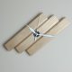 Unikatowy zegar drewniany asymetryczny z białymi wskazówkami