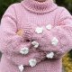 Ręcznie robiony, wełniany sweter z kwiatami na rękawach