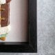 Ceramiczny anioł oprawiony w ramy