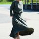 ADELA - DZIANINOWA SUKIENKA MIDI ROZKLOSZOWANA - khaki