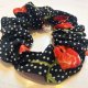 Romantyczna Gumka do Włosów Scrunchie ITALIANA – Czarna w Białe Groszki i Maki | Styl Retro Vintage Włoski | Dodatki do Włosów Handmade