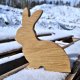 Drewniany zajączek wielkanocny 15 cm – stojąca ozdoba z litego dębu, dekoracja handmade na święta, na półkę do postawienia na stole