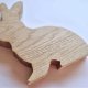Drewniany zajączek wielkanocny 15 cm – stojąca ozdoba z litego dębu, dekoracja handmade na święta, na półkę do postawienia na stole