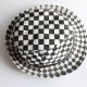 kapelusz geometryczny wzór czarno-biały