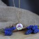 Złota zawieszka złoty wisiorek naszyjnik z suszonymi kwiatami prezent dla niej żywica vintage retro kwiaty z żywicy epoksydowej fioletowe