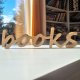 Drewniany napis "books", lity dąb, napisy z drewna, dębowy, stojący lub ścienny