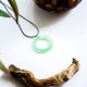Zielony okrągły wisiorek świecący w ciemności i UV handmade 2,9 cm