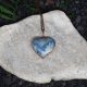 Miedziany wisiorek w kształcie serca z agatem #395
