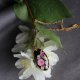 Złota zawieszka złoty wisiorek naszyjnik z suszonymi kwiatami prezent dla niej żywica vintage retro kwiaty z żywicy epoksydowej czarna różowe