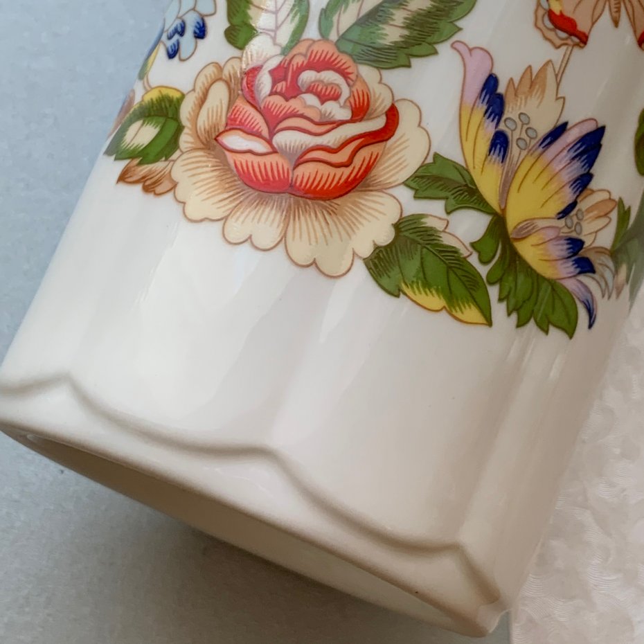 Ceramika i porcelana – antyki: filiżanki, wazony, patery