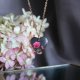 Złota zawieszka złoty wisiorek naszyjnik z suszonymi kwiatami prezent dla niej żywica vintage retro kwiaty z żywicy serce serduszko różowe